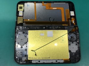 Nintendo (ニンテンドー) New 3DS LLの液晶漏れした上画面を修理しま 