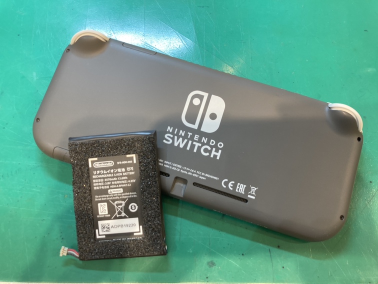 Nintendo Switch lite(ニンテンドースイッチライト)のバッテリー交換を行いました 【ゲーム修理工房新宿ペペ店】 ゲーム