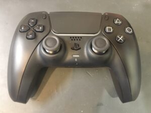 『Sony』【PS5（プレイステーション）】コントローラーのスティックが、入力していないのに勝手に動作してしまう！「左アナログスティック」の交換を行いました！