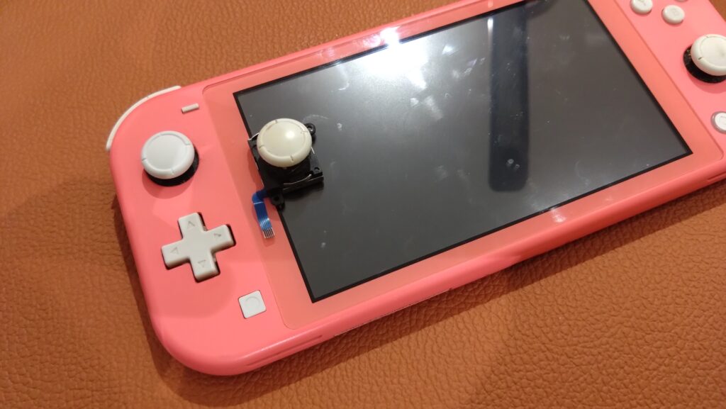 少し操作するとずっと右方向に入力されるNintendo Switch Lite