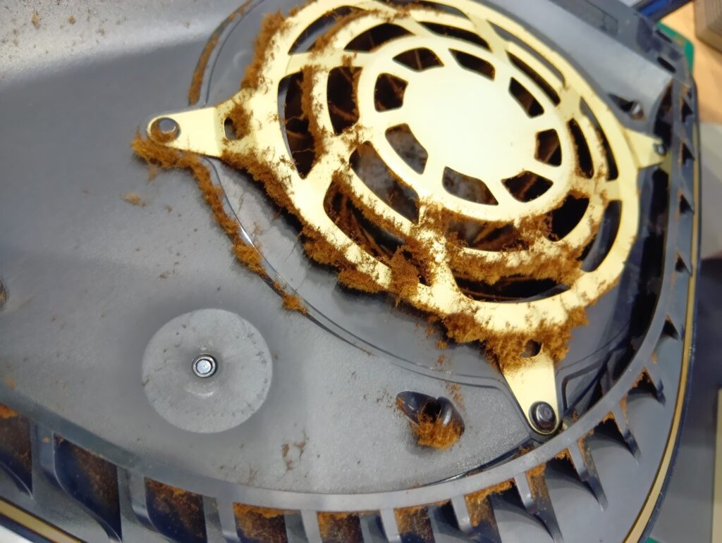 ヤニで茶色くなったファン周辺