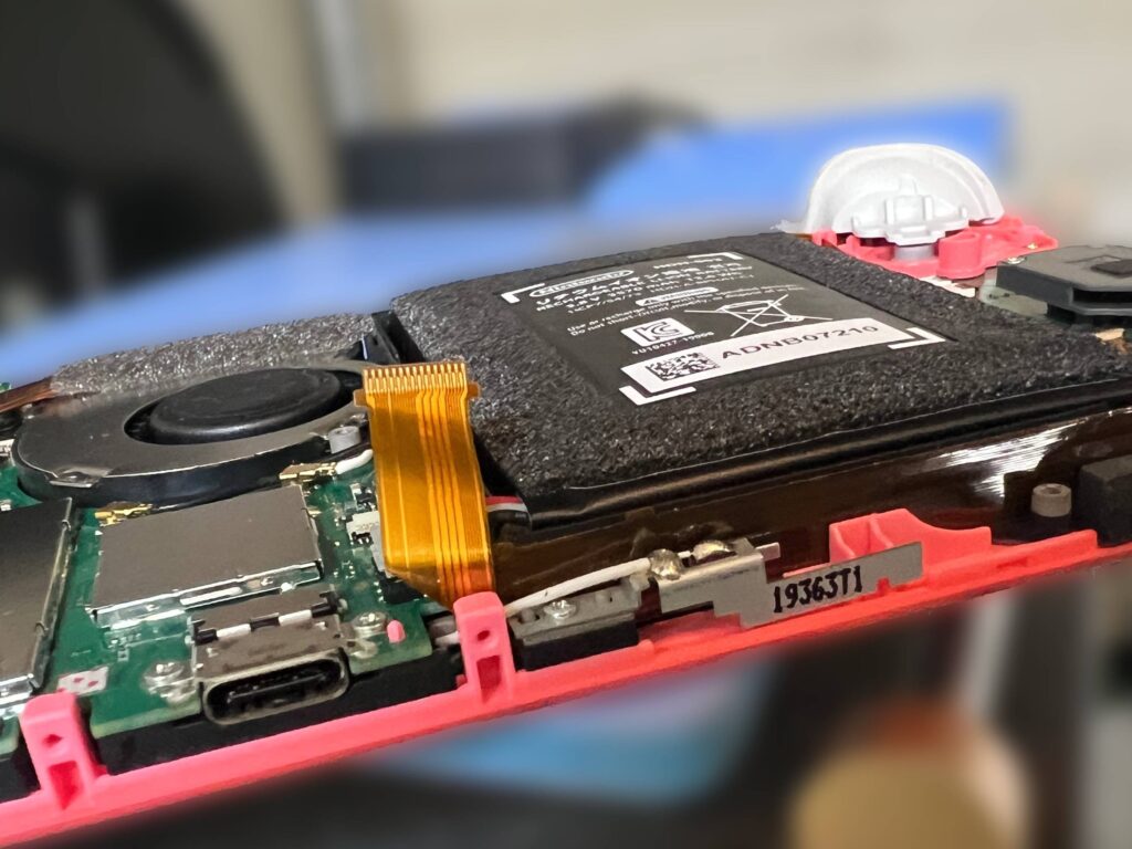 膨張したバッテリーの写真